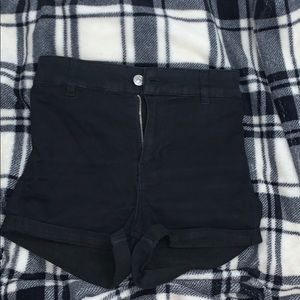 H & M black shorts